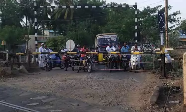 ெரயில்வே கேட் பழுது; வாகன ஓட்டிகள் அவதி