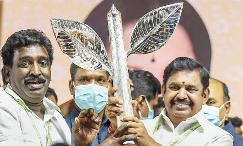 எடப்பாடி பழனிசாமி வசமானது அ.தி.மு.க. அலுவலகம்: ஐகோர்ட்டு அதிரடி உத்தரவு