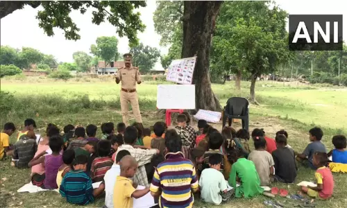 உ.பி: ஏழை குழந்தைகளுக்கு இலவசமாக கல்வி கற்பிக்கும் போலீஸ் அதிகாரி - பலர் பாராட்டு