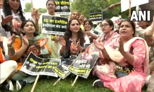 சோனியா காந்தி மீதான அமலாக்கத் துறை விசாரணையை கண்டித்து காங்கிரஸ் கட்சியினர் ஆர்ப்பாட்டம்! பலத்த போலீஸ் பாதுகாப்பு!!