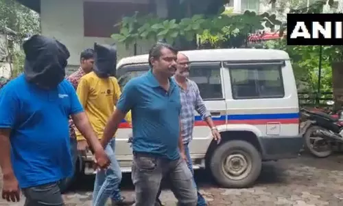 முதியவரின் போனை கேம் விளையாடுவதற்காக வாங்கி அவரிடமிருந்து ரூ.22 லட்சம் பணத்தை தங்கள் கணக்குக்கு கைமாற்றிய இளைஞர்கள் கைது! முதியவரின் போனை கேம் விளையாடுவதற்காக வாங்கி அவரிடமிருந்து ரூ.22 லட்சம் பணத்தை தங்கள் கணக்குக்கு கைமாற்றிய இளைஞர்கள் கைது!