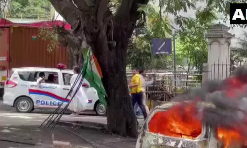 சோனியா காந்தியிடம் விசாரணை; கர்நாடகாவில் அமலாக்க துறை அலுவலகம் வெளியே கார் தீ வைத்து எரிப்பு சோனியா காந்தியிடம் விசாரணை; கர்நாடகாவில் அமலாக்க துறை அலுவலகம் வெளியே கார் தீ வைத்து எரிப்பு