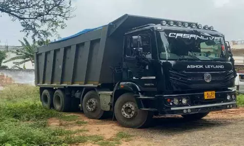 அனுமதியின்றி கேரளாவுக்கு கருங்கல் கொண்டு சென்ற லாரி பறிமுதல்