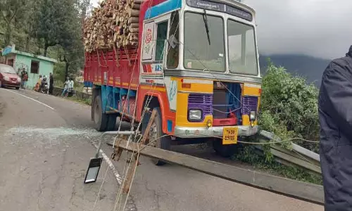 கட்டுப்பாட்டை இழந்த லாரி மின்கம்பத்தில் மோதி விபத்து