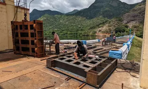 வரதமாநதி அணையின் மதகு சீரமைப்பு பணி