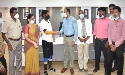 தொழிலாளிக்கு செயற்கை கால்கள், கைகள் பொருத்தம்