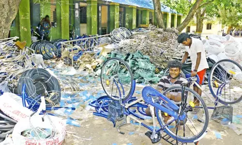 விலையில்லா சைக்கிள்களின் உதிரிபாகங்கள் பொருத்தும் பணி விலையில்லா சைக்கிள்களின் உதிரிபாகங்கள் பொருத்தும் பணி