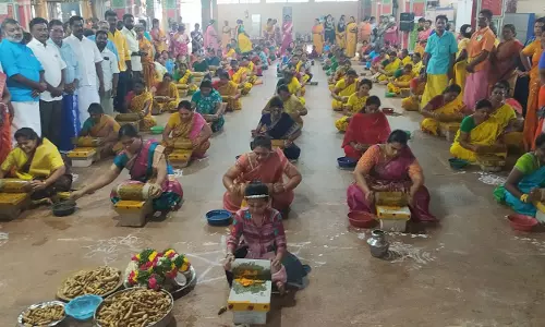 முத்துமாரி அம்மனுக்கு சிறப்பு அபிஷேகம் முத்துமாரி அம்மனுக்கு சிறப்பு அபிஷேகம்