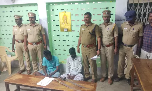 தொடர் திருட்டில் ஈடுபட்ட 2 பேர் கைது தொடர் திருட்டில் ஈடுபட்ட 2 பேர் கைது