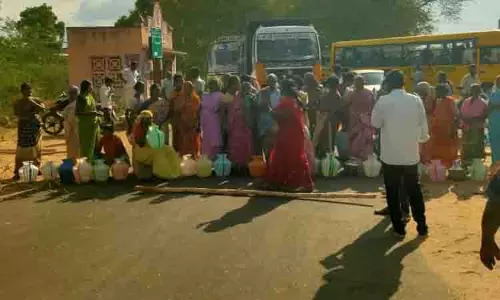 குடிநீர் கேட்டு காலிக்குடங்களுடன் பொதுமக்கள் மறியல் குடிநீர் கேட்டு காலிக்குடங்களுடன் பொதுமக்கள் மறியல்