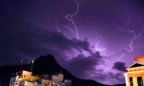 இரவை பகலாக்கிய மின்னல்