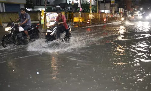 வெள்ளக்காடாக மாறிய புதுச்சேரி