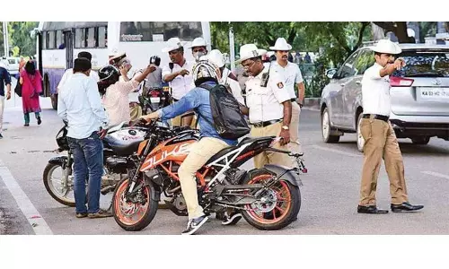 முக்கிய சாலைகளில் பள்ளி-கல்லூரி வாகனங்களை நிறுத்தினால் நடவடிக்கை முக்கிய சாலைகளில் பள்ளி-கல்லூரி வாகனங்களை நிறுத்தினால் நடவடிக்கை