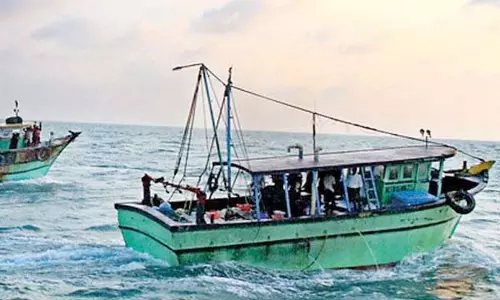 கச்சத்தீவு அருகே மீன்பிடித்த ராமேசுவரத்தை சேர்ந்த 6 மீனவர்கள் சிறைபிடிப்பு கச்சத்தீவு அருகே மீன்பிடித்த ராமேசுவரத்தை சேர்ந்த 6 மீனவர்கள் சிறைபிடிப்பு