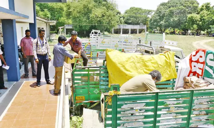 பள்ளிகளுக்கு விலையில்லா நோட்டுகள்- சீருடைகள் அனுப்பி வைப்பு பள்ளிகளுக்கு விலையில்லா நோட்டுகள்- சீருடைகள் அனுப்பி வைப்பு