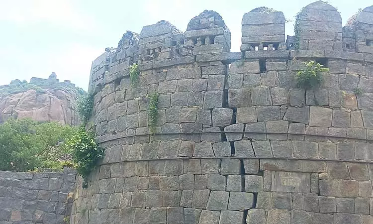 செஞ்சிக்கோட்டை கண்காணிப்பு மேடைகளில் விரிசல் செஞ்சிக்கோட்டை கண்காணிப்பு மேடைகளில் விரிசல்