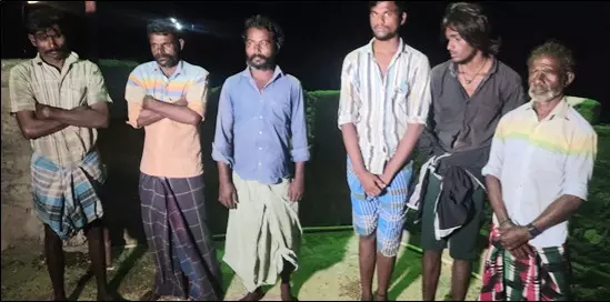 ராமேசுவரத்தை சேர்ந்த 6 மீனவர்கள் கைது ராமேசுவரத்தை சேர்ந்த 6 மீனவர்கள் கைது