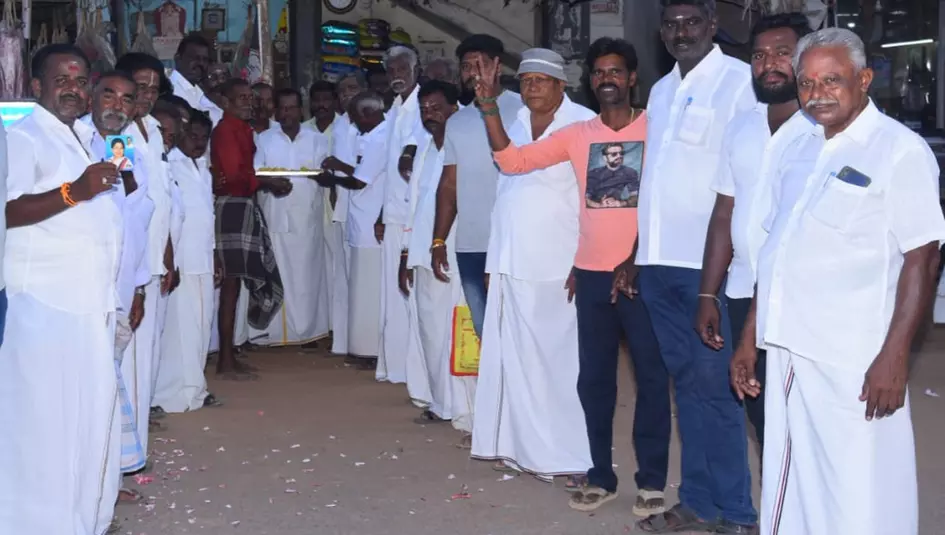 அ.தி.மு.க.வினர் இனிப்பு வழங்கி கொண்டாட்டம்