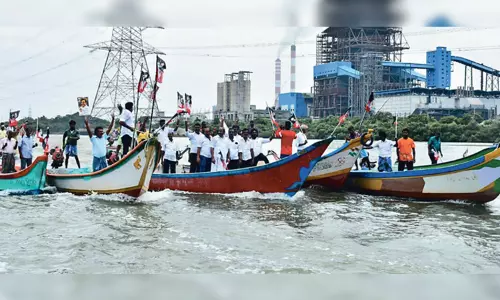 உயர்மின் அழுத்த கோபுரம் அமைக்க எதிர்ப்பு: படகில் சென்று அ.தி.மு.க. கண்டன ஆர்ப்பாட்டம்