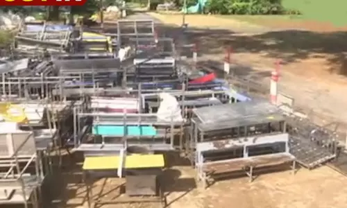 கள்ளக்குறிச்சி: பள்ளியில் இருந்து எடுத்து சென்ற பொருட்களை சாலையோரம் வீசி செல்லும் பொதுமக்கள்