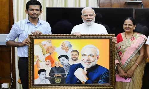 பிரதமர் மோடியின் வாழ்க்கை பயணத்தை விவரிக்கும் ஓவியத்தை அவருக்கு பரிசளித்த மாற்றுத்திறனாளி கலைஞர்