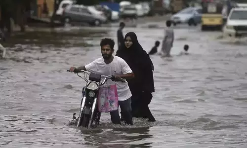 பாகிஸ்தானில் 20 ஆண்டுகளில் இல்லாத அளவு 7 மணி நேரம் கொட்டி தீர்த்த கனமழை..! பாகிஸ்தானில் 20 ஆண்டுகளில் இல்லாத அளவு 7 மணி நேரம் கொட்டி தீர்த்த கனமழை..!