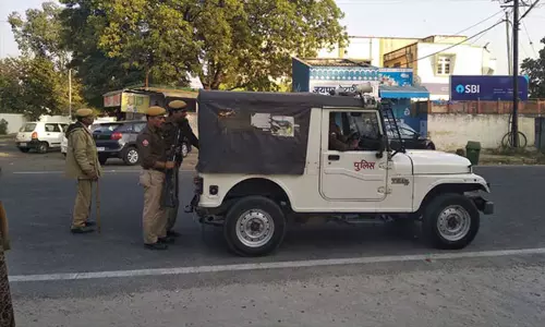 சீக்கியரிடம் உதவி கேட்பது போல் நடித்து கண்களில் மிளகாய் பொடி தூவி முடியை வெட்டிச் சென்ற மர்ம ஆசாமிகள்!