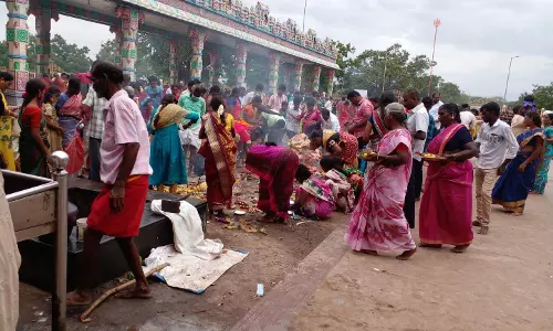 ஆடி முதல் வெள்ளிக்கிழமையையொட்டி அம்மன் கோவில்களில் சிறப்பு வழிபாடு திரளான பக்தர்கள் தரிசனம் ஆடி முதல் வெள்ளிக்கிழமையையொட்டி அம்மன் கோவில்களில் சிறப்பு வழிபாடு திரளான பக்தர்கள் தரிசனம்