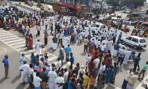 அங்கலகுறிச்சியில் குடிநீர் தட்டுப்பாடு:  பொதுமக்கள் சாலை மறியல் போராட்டம்-குழாய்களை மாற்றி அமைக்க வலியுறுத்தல்