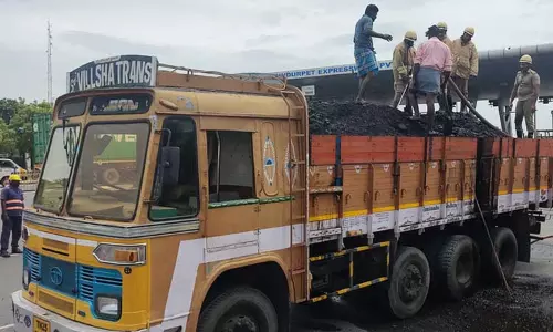 நிலக்கரி ஏற்றி வந்த லாரியில் திடீர் தீ நிலக்கரி ஏற்றி வந்த லாரியில் திடீர் தீ