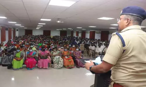 பாலியல் பிரச்சினைகள் ஏற்பட்டால் உடனே தகவல் தெரிவிக்க வேண்டும்