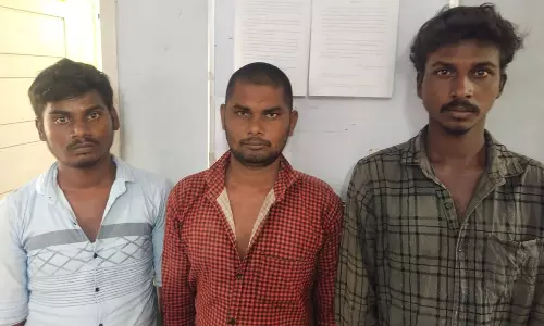 கொடிவேரி அணை-பங்களாப்புதூர் பகுதிகளில்   செல்போன் திருட்டில் ஈடுபட்ட 4 பேர் கைது