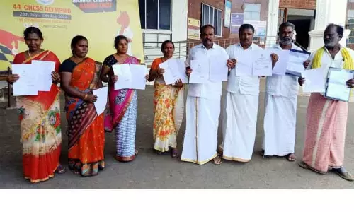 தேனி கலெக்டர் அலுவலகத்துக்கு  ராஜினாமா கடிதத்துடன் வந்த திருமலாபுரம் ஊராட்சி தலைவர், துணைத்தலைவர்