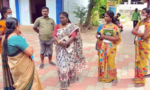 சத்துணவு சாப்பிட்டதில் திடீர் உடல்நலக்குறைவு:  ஆஸ்பத்திரியில் 4 மாணவிகளுக்கு தொடர்ந்து சிகிச்சை