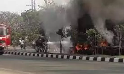 ஆம்பூர் அருகே நிலக்கரி ஏற்றி சென்ற லாரியில் திடீர் தீ விபத்து