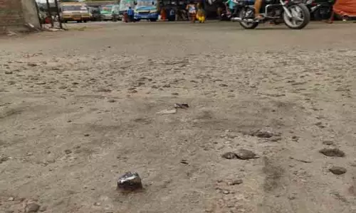 பயணிகளை பதம்பார்க்கும் இரும்பு கம்பி