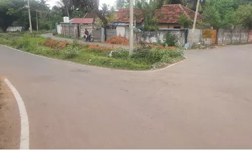 பேராவூரணி நான்கு சாலை சந்திப்பில் வேகத்தடை அமைக்க வேண்டும்