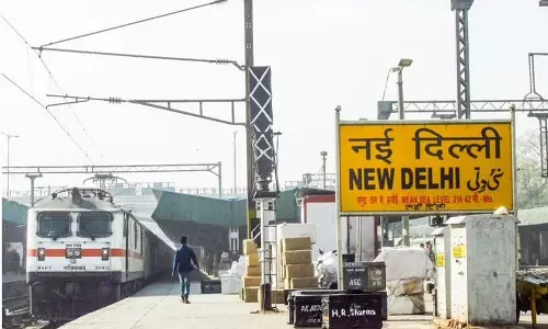 ரெயில் நிலையத்தில் பெண் கூட்டு பலாத்காரம்; 4 ரெயில்வே ஊழியர்கள் கைது