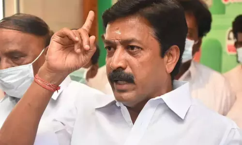 ஓ.பன்னீர் செல்வம் வந்த வாகனத்தில், அ.தி.மு.க. அலுவலகத்தில் இருந்த பொருட்கள் எடுத்து செல்லப்பட்டன - சி.வி.சண்முகம் ஓ.பன்னீர் செல்வம் வந்த வாகனத்தில், அ.தி.மு.க. அலுவலகத்தில் இருந்த பொருட்கள் எடுத்து செல்லப்பட்டன - சி.வி.சண்முகம்