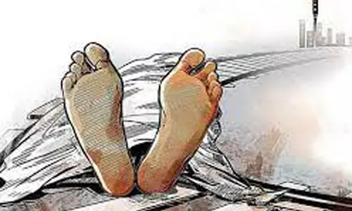 ஓடும் ரெயிலில் இருந்து குதித்த விசாரணை கைதி பலி ஓடும் ரெயிலில் இருந்து குதித்த விசாரணை கைதி பலி