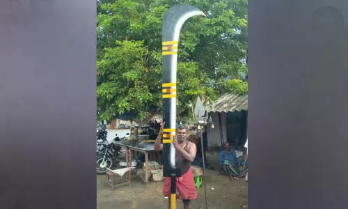 கீரனூர் அருகே கருப்பர் கோவிலுக்கு 12 அடியில் பிரம்மாண்ட அரிவாள்...!