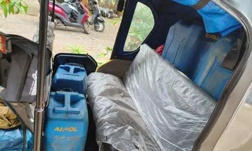 கேரளாவுக்கு கடத்த முயன்ற 140 லிட்டர் மண்எண்ணெய் பறிமுதல் கேரளாவுக்கு கடத்த முயன்ற 140 லிட்டர் மண்எண்ணெய் பறிமுதல்