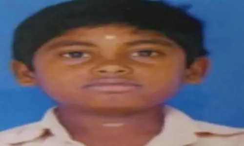 பொள்ளாச்சி அருகே விபரீதம்: மோட்டார் சைக்கிளை ஓட்டிப்பார்த்த 10-ம் வகுப்பு மாணவன் பஸ்சில் மோதி பலி