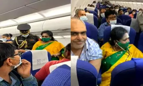 விமானத்தில் மயக்கமடைந்த பயணிக்கு முதலுதவி செய்த தமிழிசை சவுந்தரராஜன் விமானத்தில் மயக்கமடைந்த பயணிக்கு முதலுதவி செய்த தமிழிசை சவுந்தரராஜன்