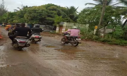 11 சாலைகளில்11 சாலைகளில் சீரமைப்பு பணி தாமதம்