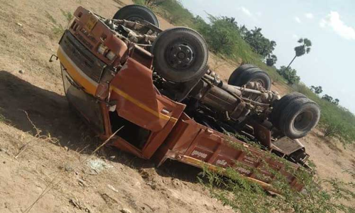 லாரி கவிழ்ந்து விபத்து