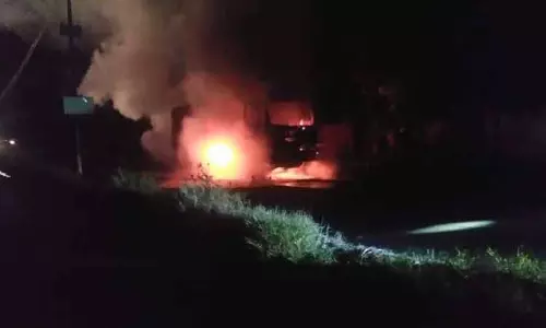 லாரி தீப்பிடித்து எரிந்து டிரைவர் சாவு