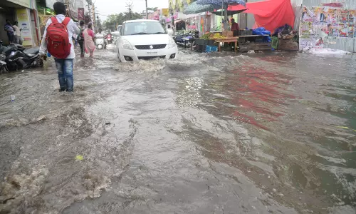 ஈரோட்டில் பலத்த மழையால் சாலையில் பெருக்கெடுத்து ஓடிய தண்ணீர் கழிவுநீரும் கலந்ததால் பொதுமக்கள் அவதி ஈரோட்டில் பலத்த மழையால் சாலையில் பெருக்கெடுத்து ஓடிய தண்ணீர் கழிவுநீரும் கலந்ததால் பொதுமக்கள் அவதி