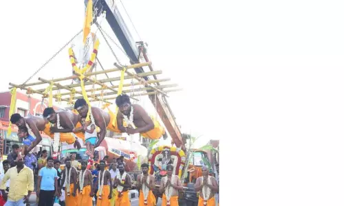 அலகு குத்தி லாரி, கிரேனை இழுத்து பக்தர்கள் நேர்த்திக்கடன் அலகு குத்தி லாரி, கிரேனை இழுத்து பக்தர்கள் நேர்த்திக்கடன்