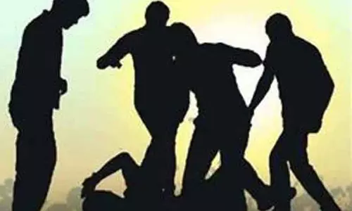 பெண் மீது தாக்குதல் பெண் மீது தாக்குதல்